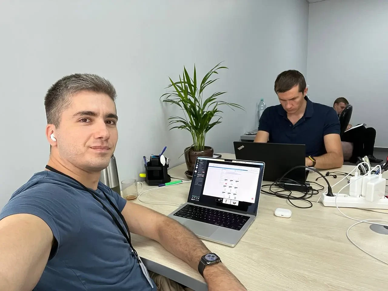 Дмитрий Черчел с сотрудником Webdelo во время рабочей сессии в офисе.