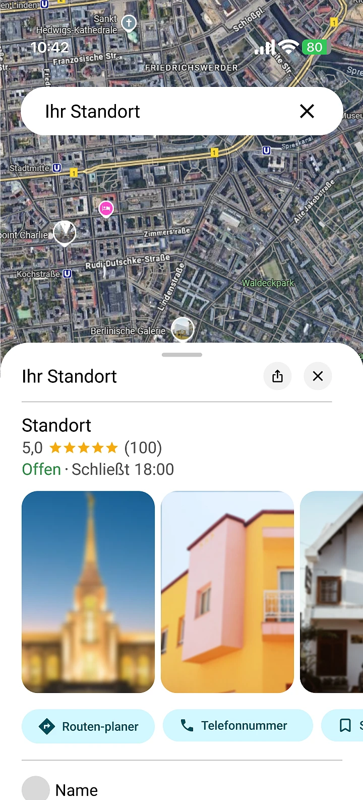 Mobile Version der Website mit einer Satellitenkarte von Berlin und Standortkarte